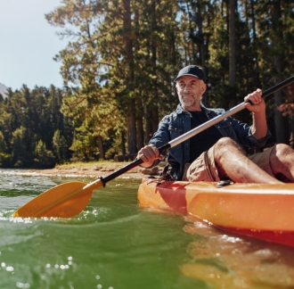 portrait-mature-man-with-enjoying-kayaking-lake-caucasian-man-wearing-cap-paddling-kayak-summer-day